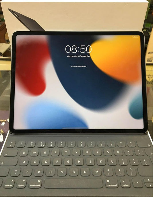 iPad Pro 12.9Inch 5th Gen + Smart Keyboard