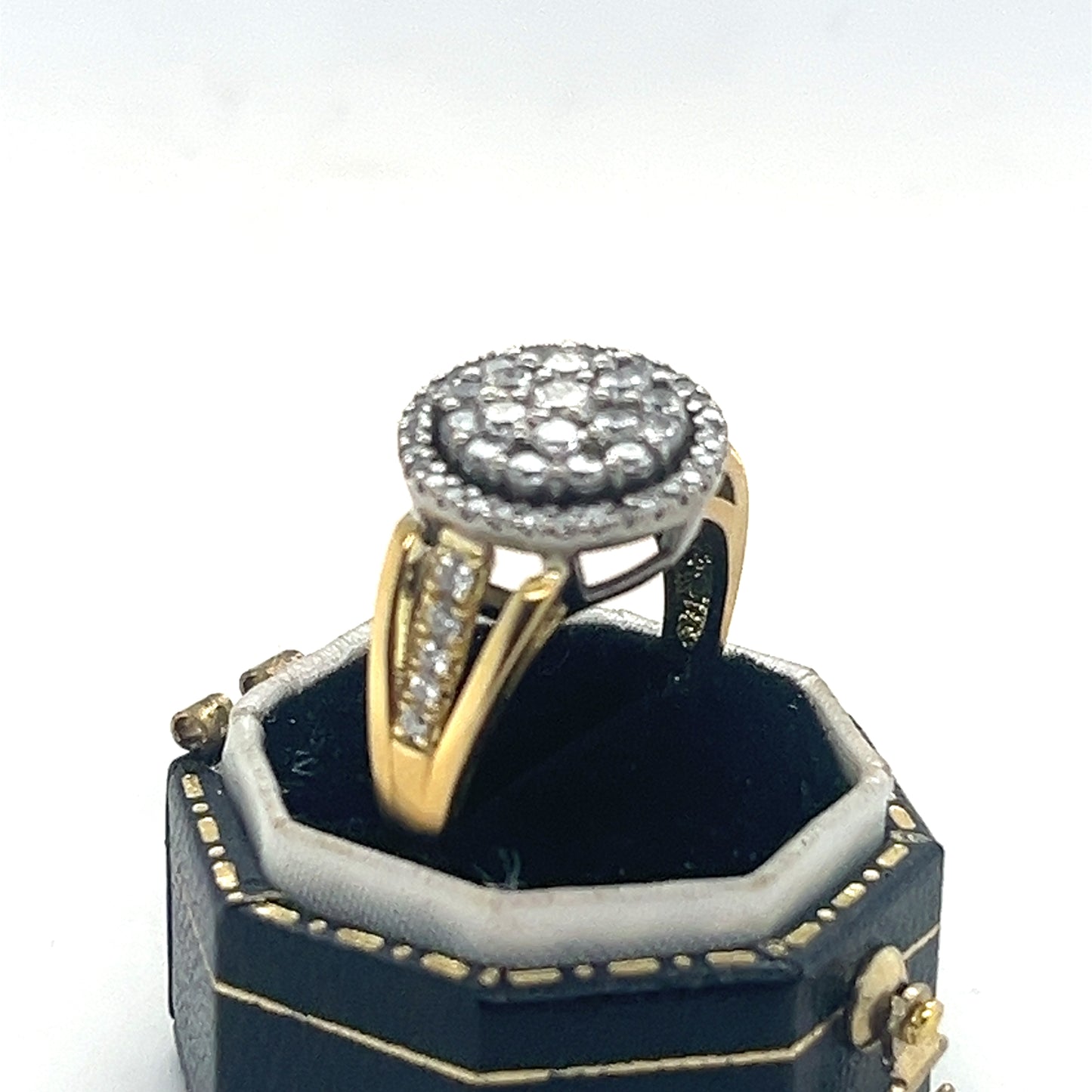 Diamond Cluster Halo Ring . 18k Gold .