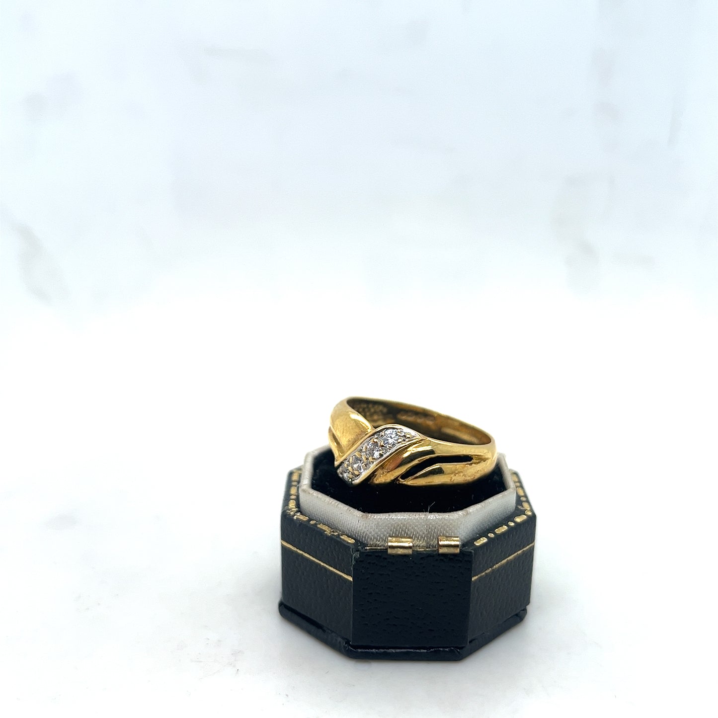 18k Yellow Gold and Diamonds Ring