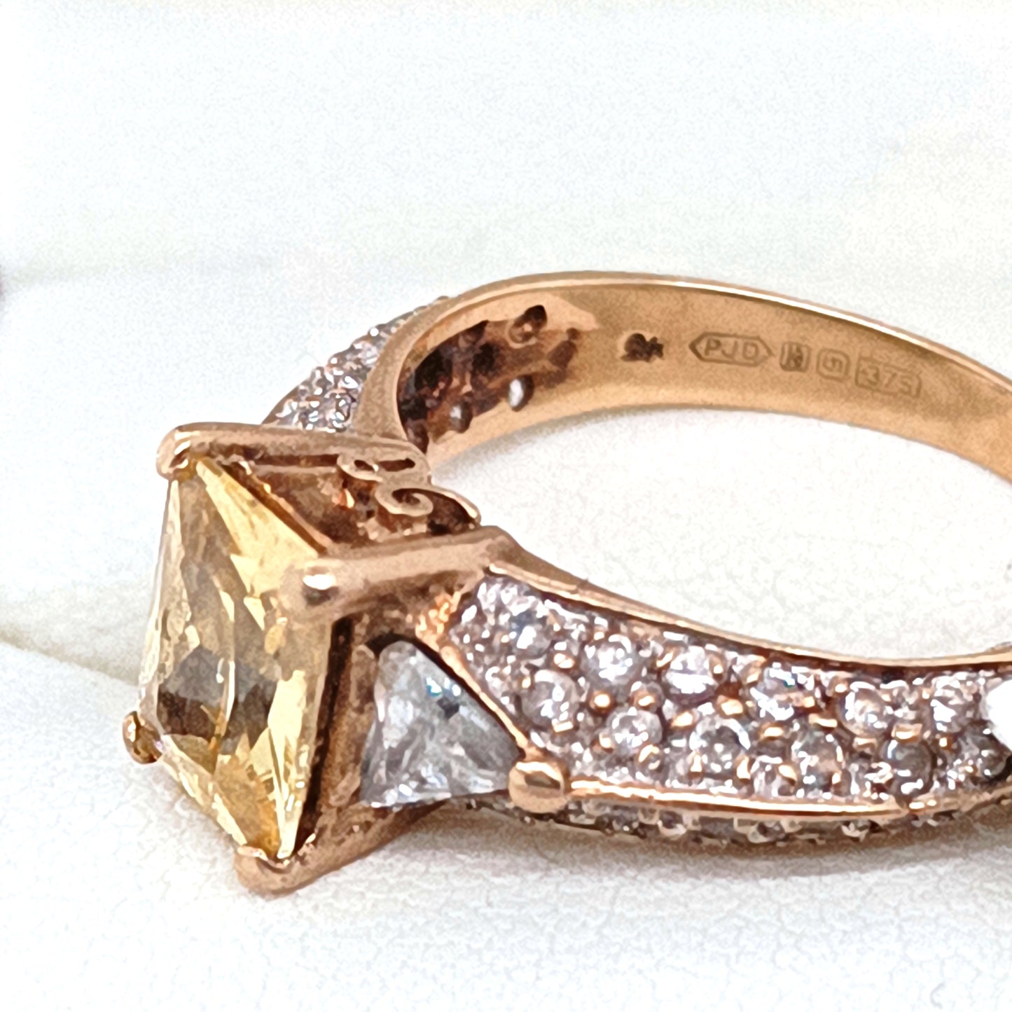 Vintage 9k Yellow Gold Ring, Yellow Stone & Zirconias