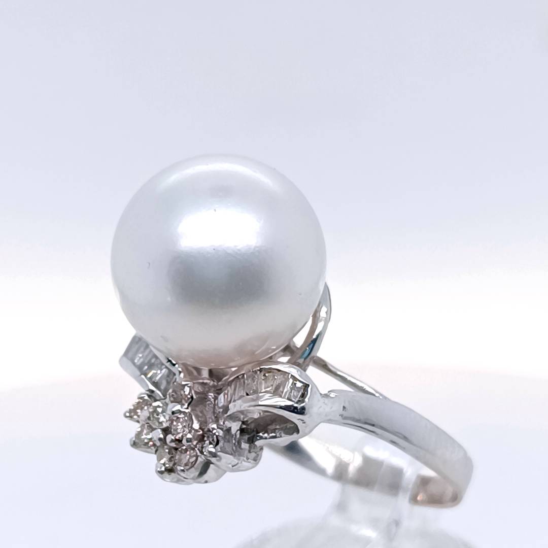 Pearl and diamond ribbon Ring , 9k White Gold