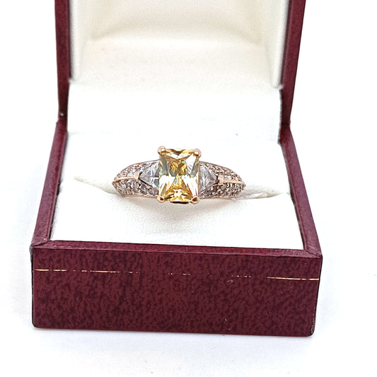 Vintage 9k Yellow Gold Ring, Yellow Stone & Zirconias